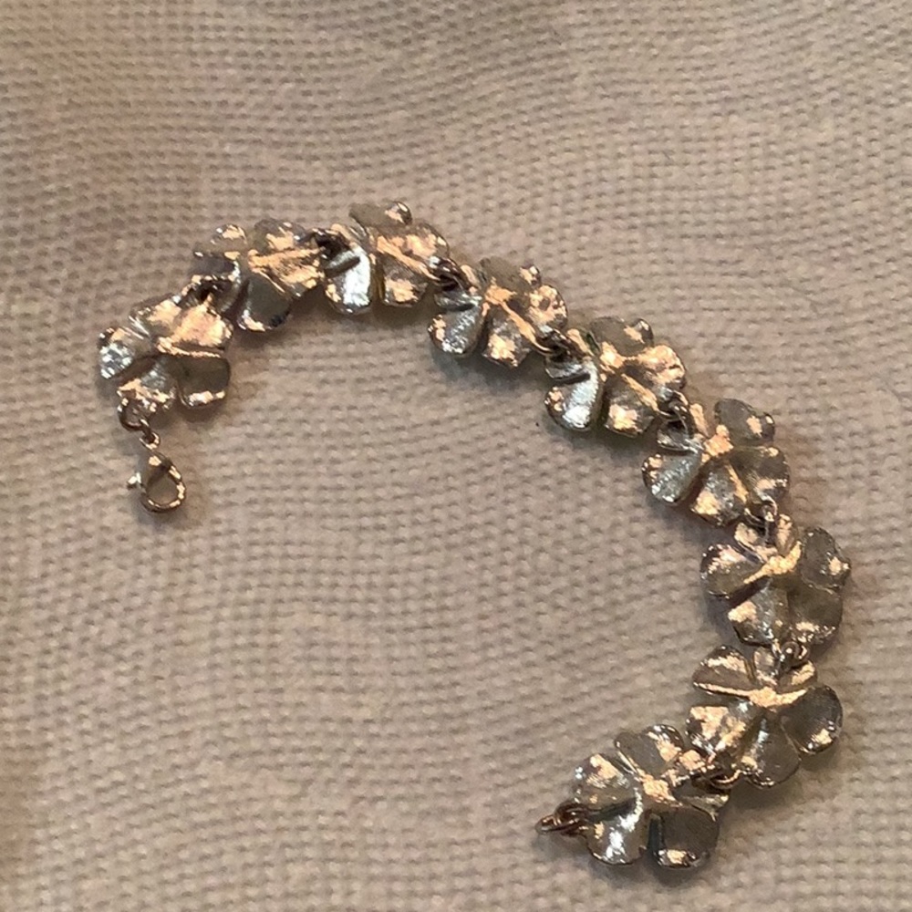 Silver tone different color flowers with crystals in the center bracelet - Picture 4 of 5